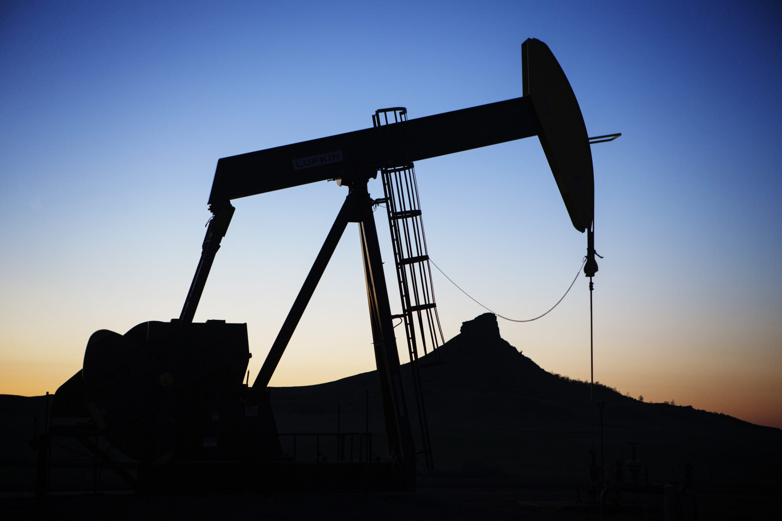 Oil Prices Rise on Strong U.S. Economy